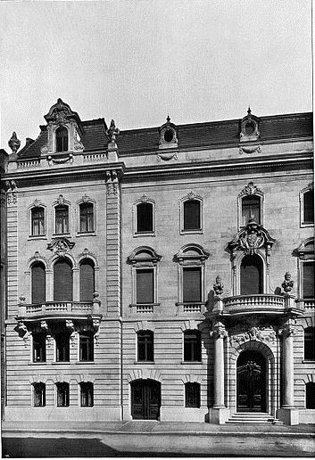 Geschäftshaus für die Behörde des Civilkabinetts Sr. Majestät des Kaisers, Wilhelmstr. 64 in Berlin, in: Moderne Neubauten, hrsg. v. Wilhelm Kick, 4. Jahrgang, Stuttgart 1902, Bl. 34. (wikimedia commons).